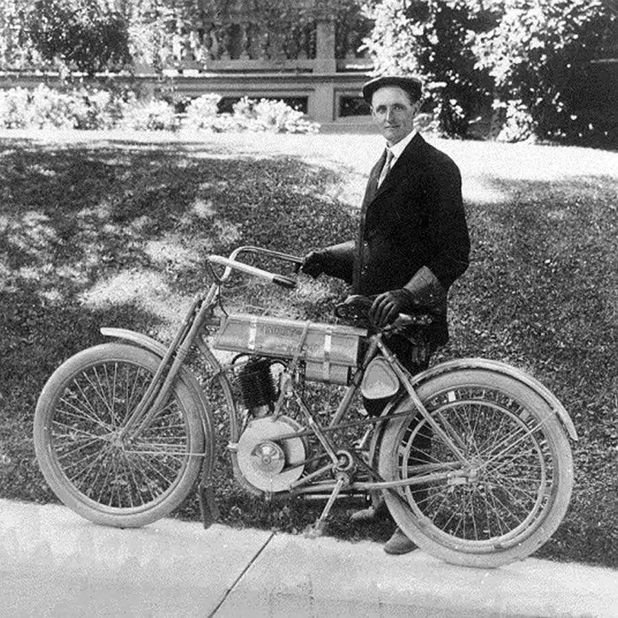 Walter Davidson tinha o equilíbrio perfeito entre a genialidade técnica e o senso de negócios - Arquivo da Harley-Davidson Motor Company. Copyright H-D.®
