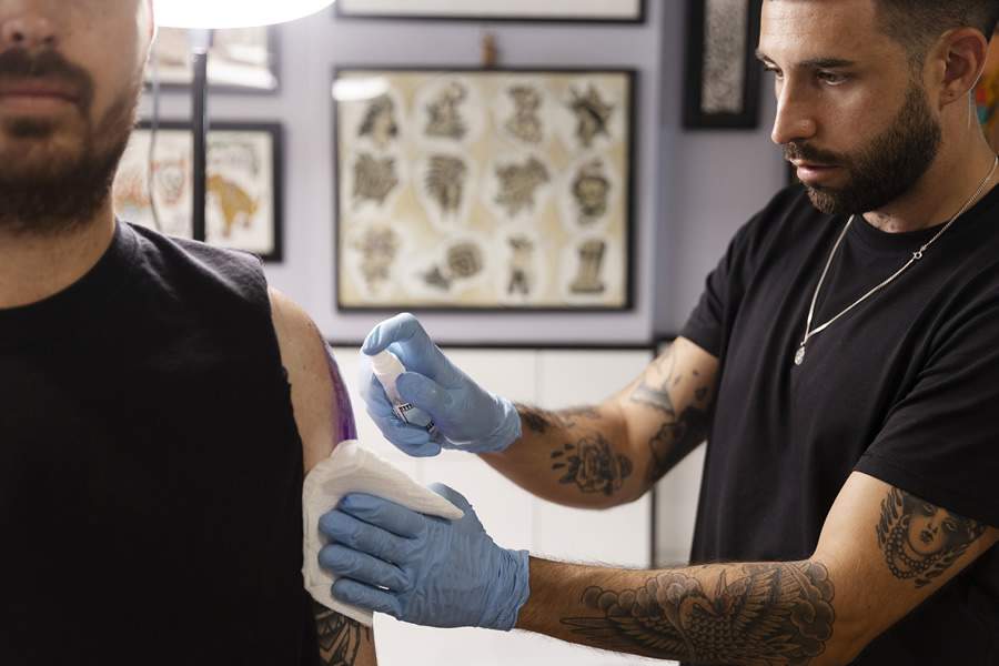 Empresa cria oportunidade para tatuadores assinarem embalagem de linha exclusiva