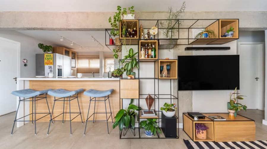 A arquitetura e a decoração são esferas fundamentais que transformam não apenas espaços físicos, mas moldam atmosferas e influenciando o modo de vivências e experiências dos habitantes no lar | Projeto do BMA Studio | Foto: Guilherme Pucci