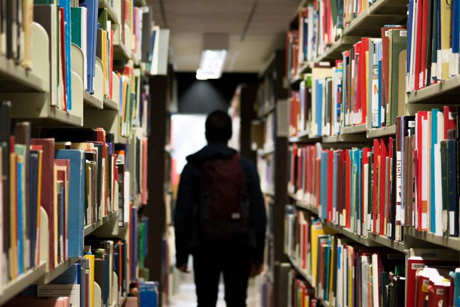 Jovem na biblioteca_Crédito Redd F