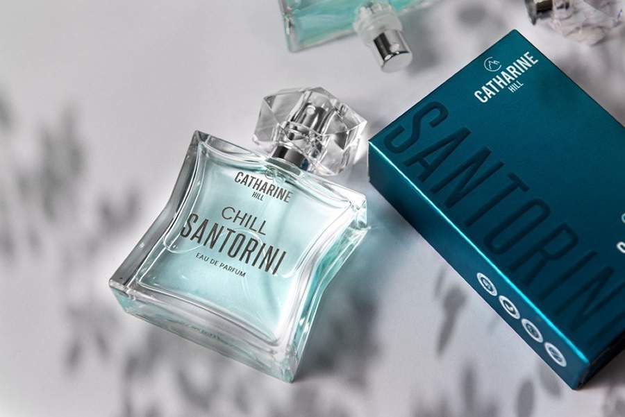 Catharine Hill Celebra 42 Anos com o Lançamento de Chill Santorini, Primeiro Perfume da Marca