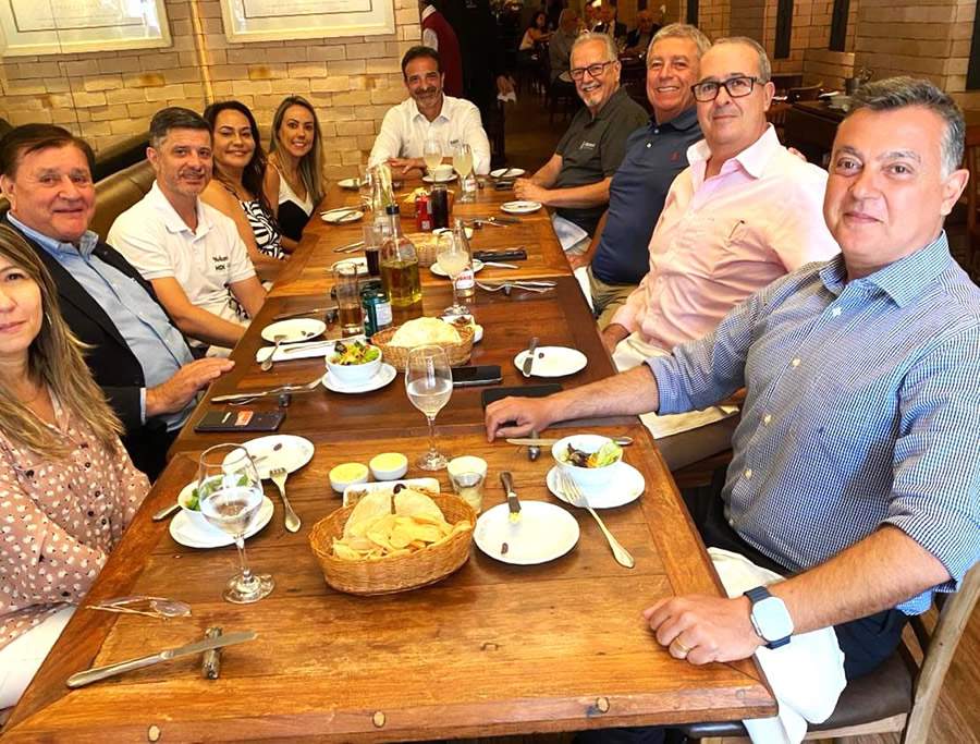 A diretoria da Aconseg-RJ, executivos e o CEO do Grupo HDI, Eduardo Dal Ri, durante almoço em restaurante no Centro do Rio – Foto: Divulgação