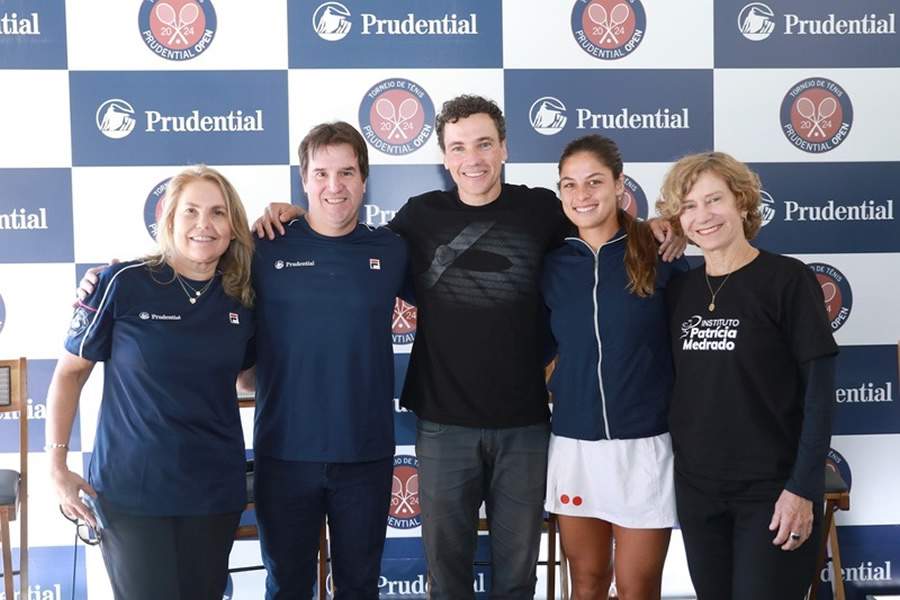 Na foto da esquerda para direita, CEO da Prudential do Brasil, Patricia Freitas, vice presidente de Marketing e Clientes, Carlos Cortez, os tenistas Bruno Soares e Carol Meligeni e representando seu instituto, Patrícia Medrado I Divulgação