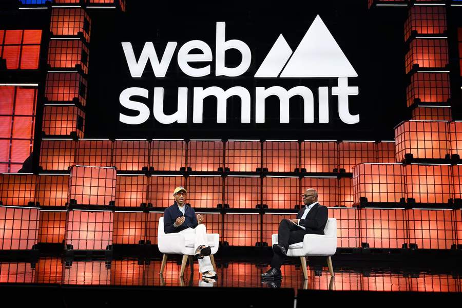 O rapper e produtor Pharrell Williams conversa com Frank Cooper, CMO da Visa, em um dos paineis de abertura do Web Summit Lisboa 2024 Foto: David Fitzgerald