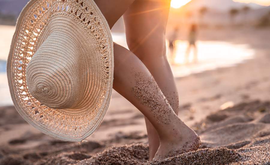 Higiene e proteção solar são aliados contra microrganismos em areia contaminada das praias - Créditos: Envato