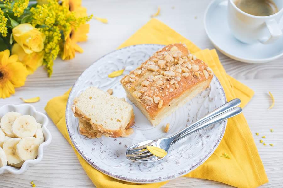 Frio apertou? Aprecie um saboroso bolo de fubá com banana neste inverno