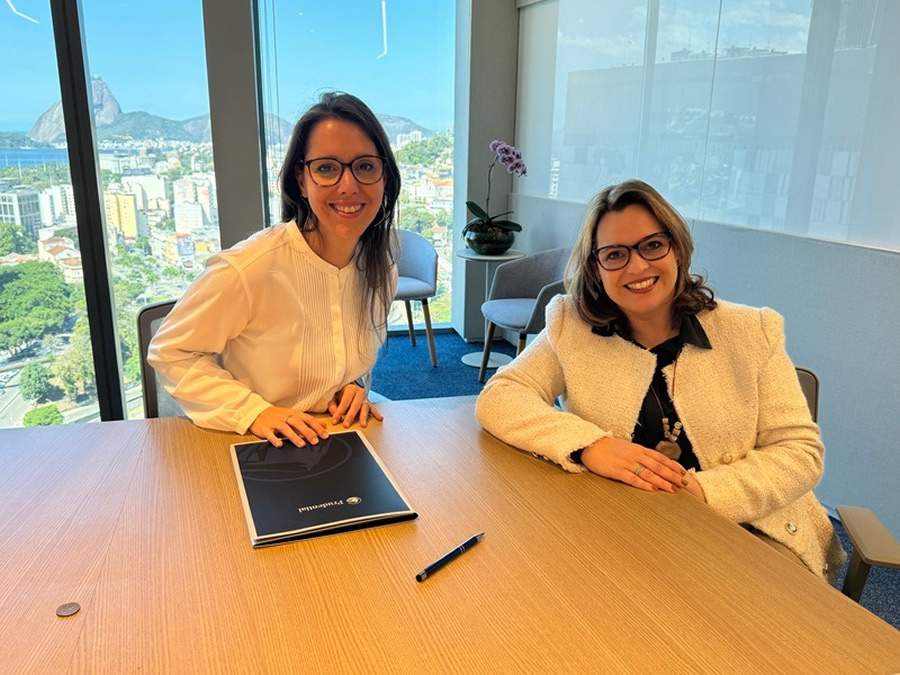 Gabriela Al-Cici, vice-presidente de Pessoas e Desenvolvimento Organizacional da Prudential do Brasil, e Raquel Morim, presidente do IBA / Divulgação