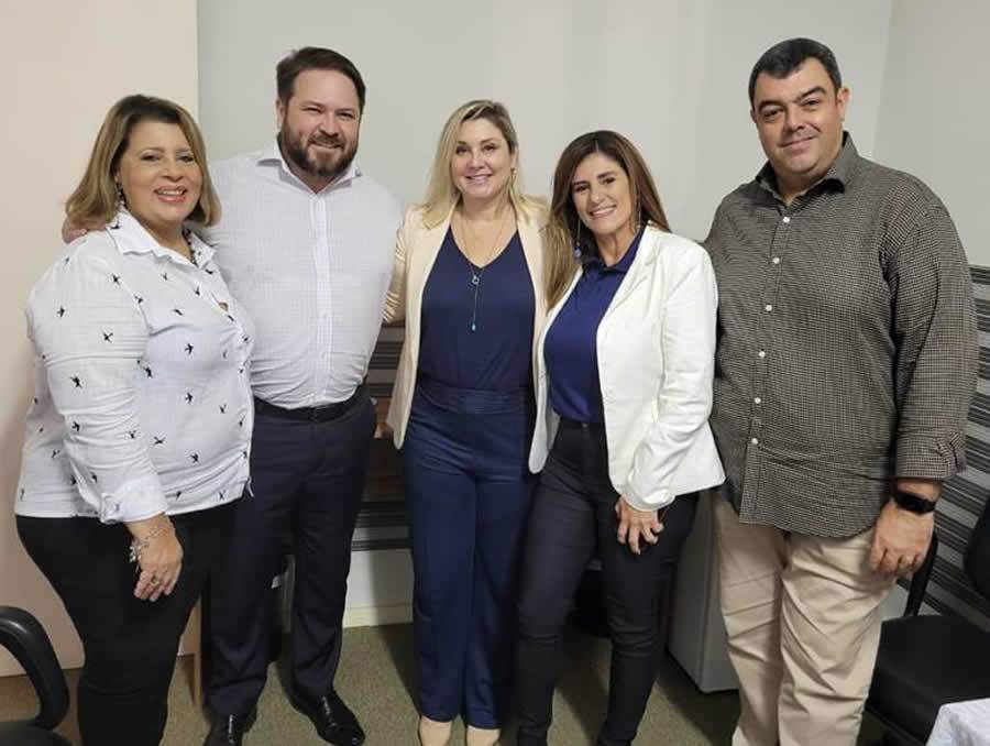 Da esquerda para a direita: Fátima Monteiro, presidente do CCS-RJ; Alvanir Macedo, superintendente regional RJ/ES/MG/Nordeste da Excelsior Seguros; Dayse Magesti, diretora do CCS-RJ; Luise Soares, executiva de contas da Excelsior Seguros e Marco Aurélio Marques, diretor do CCS-RJ. Foto: Divulgação