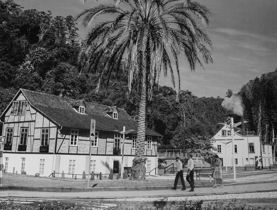 Obra de fotocolagem dos artistas e fotógrafos Ruth Rodrigues e Rodrigo Parucker - Obra: Ruth Rodrigues e Rodrigo Parucker