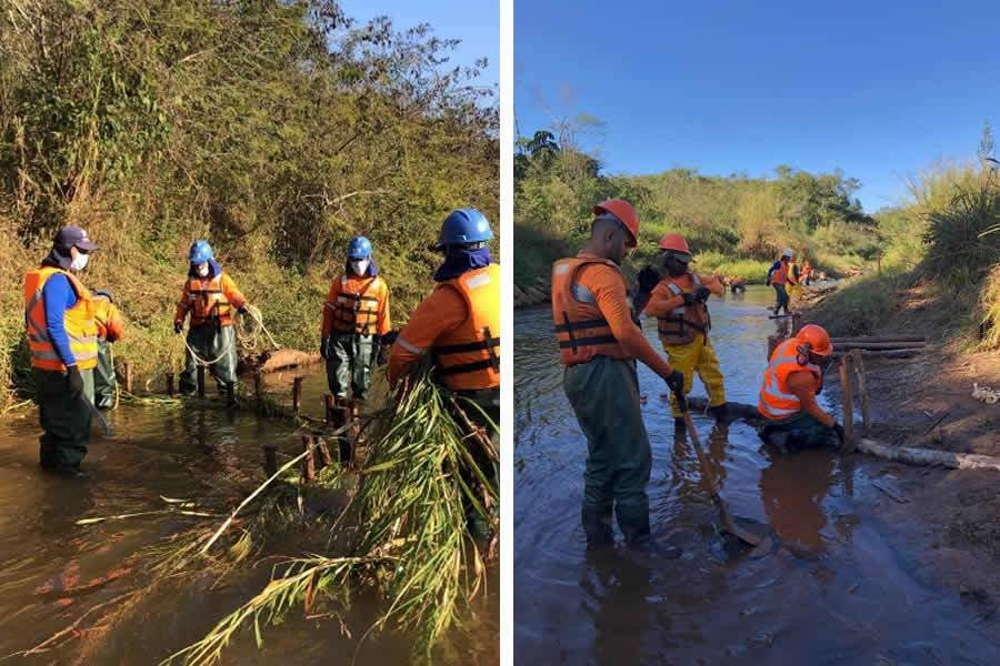 Técnicos do projeto ReNaturalize instalando troncos de árvores em trecho do rio Gualaxo do Norte, criando remansos que possibilitam a reprodução de peixes