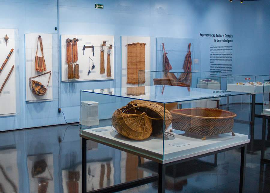 Foto: sala de tecidos e cestarias do Museu Índia Vanuíre/Bruno Marqueti