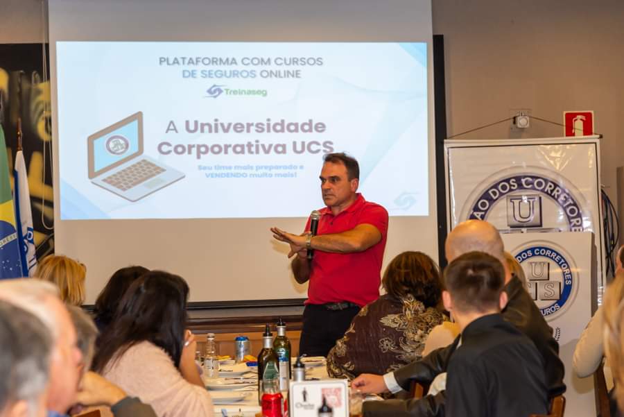 Fotos: André Santos apresenta a Universidade Corporativa UCS; o palestrante com o presidente da UCS, Augusto Esteves.