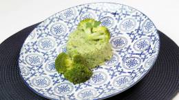 Arroz Saboroso com pesto e brócolis é sugestão de receita no mês do vegetarianismo