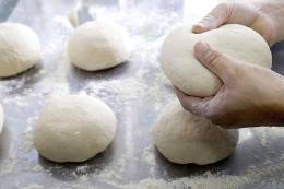 Pizza com farinha de arroz e de grão-de-bico