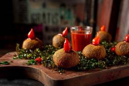 Bolinho de feijoada recheado com bacon e geleia agridoce de bacon