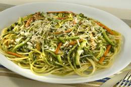 Comece a semana se deliciando com o Espaguete ao Pesto de Manjericão com Legumes Sauté